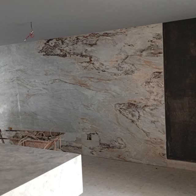 Painel de parede em quartzito: Parede revestida em quartzito de veio aberto, do piso ao teto, em obra de grande porte.