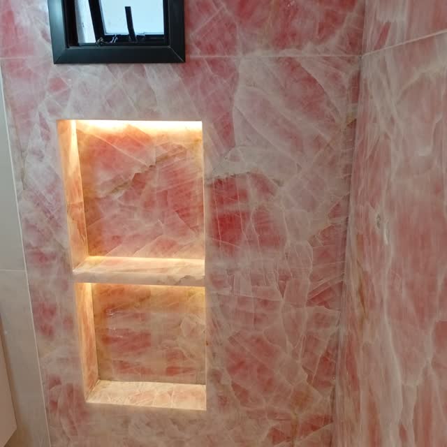 Painel de quartzo rosa: Painel de quartzo rosa retroiluminado: a luz atravessa a pedra e revela o desenho interno do cristal.