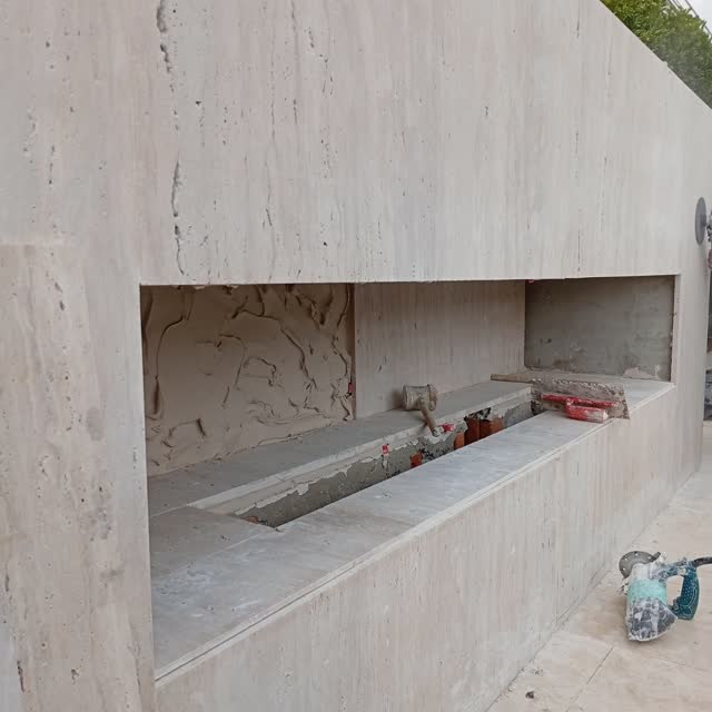 Churrasqueira, detalhe: Detalhe do acabamento da churrasqueira em travertino, com as juntas casadas no encontro das peças.