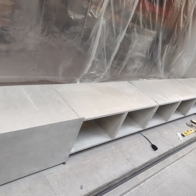 Peças prontas para instalar: Bancadas já cortadas e acabadas, protegidas e alinhadas na obra, aguardando o assentamento.
