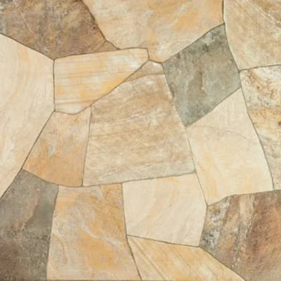 Mosaico irregular de caco São Tomé amarelo já assentado, em tons creme, ferrugem e cinza.