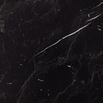 Mármore Preto Nero: fundo preto com veio branco atravessando a peça.