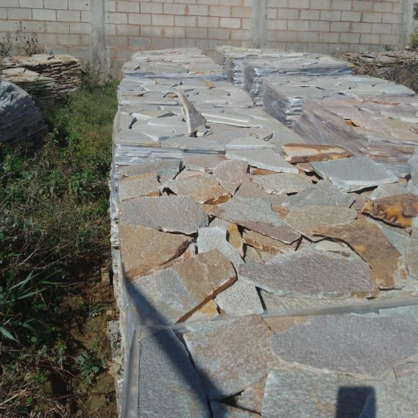 Paletes de caco irregular mesclado, embalados no pátio da empresa.
